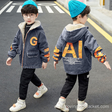 Jungen mit Fleece-Jeansjacke